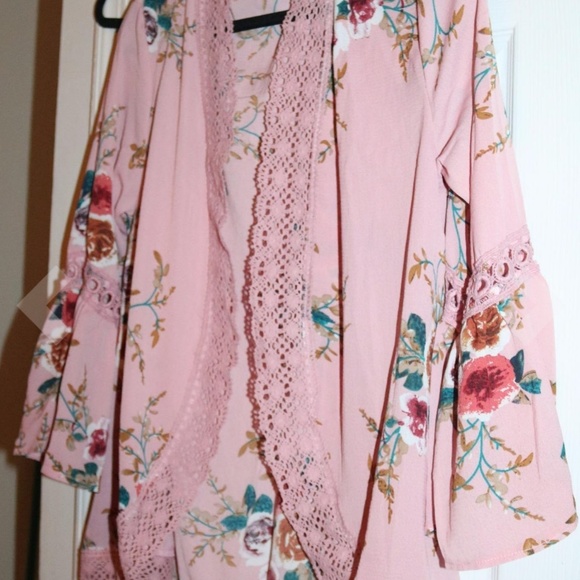 Rated 5⭐ Pink Floral Kimono - Picture 3 of 3